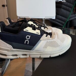 OC ON Cloud Men's Runners. 10.5